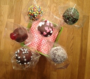 Cake pops selbermachen | bunte Kalorienbömbchen