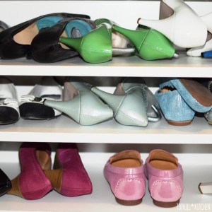 Schuhregal mit Mädchenschuhen, Ballerina und Pumps in allen Farben